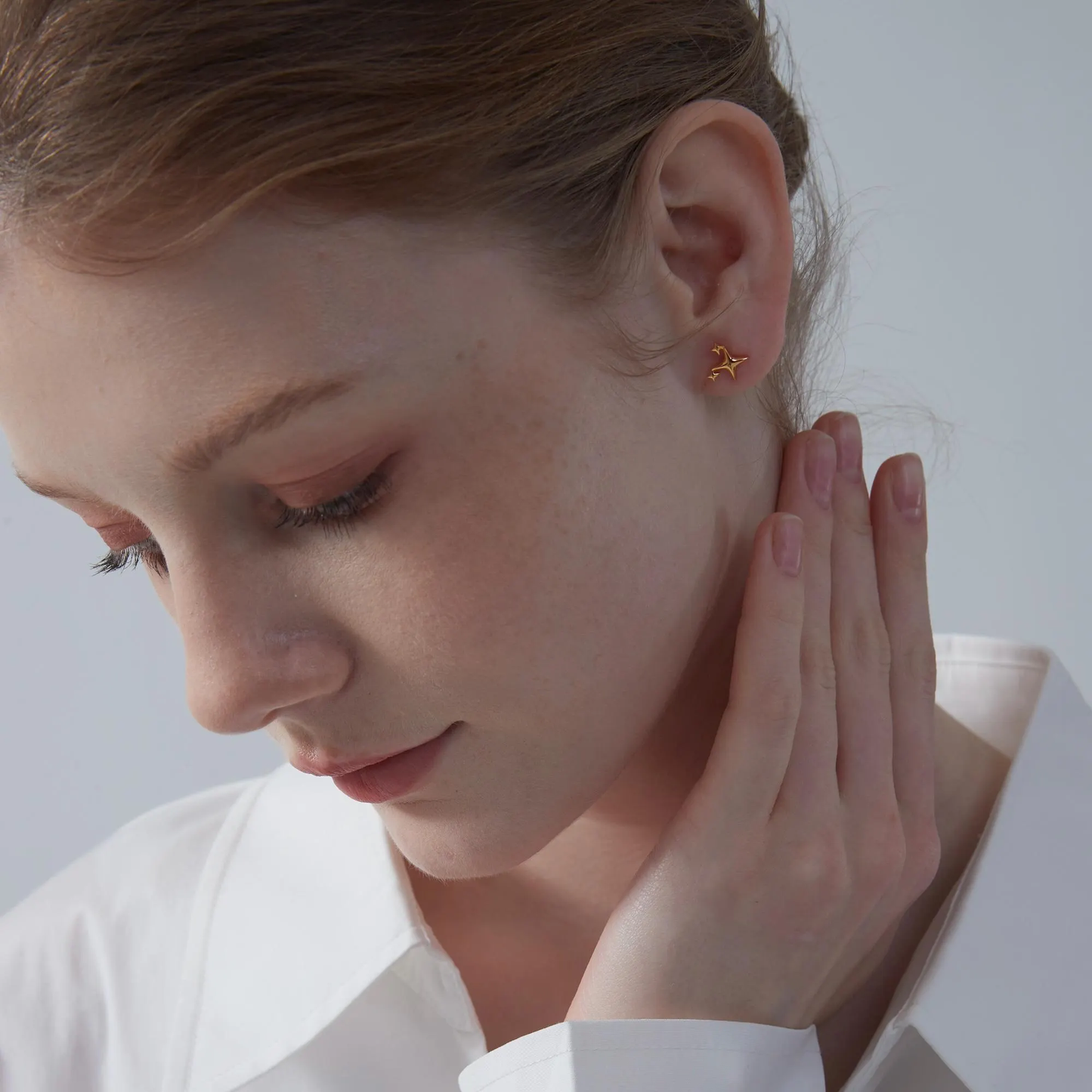 繊細な小さな星のスタッドピアス 925スターリングシルバー