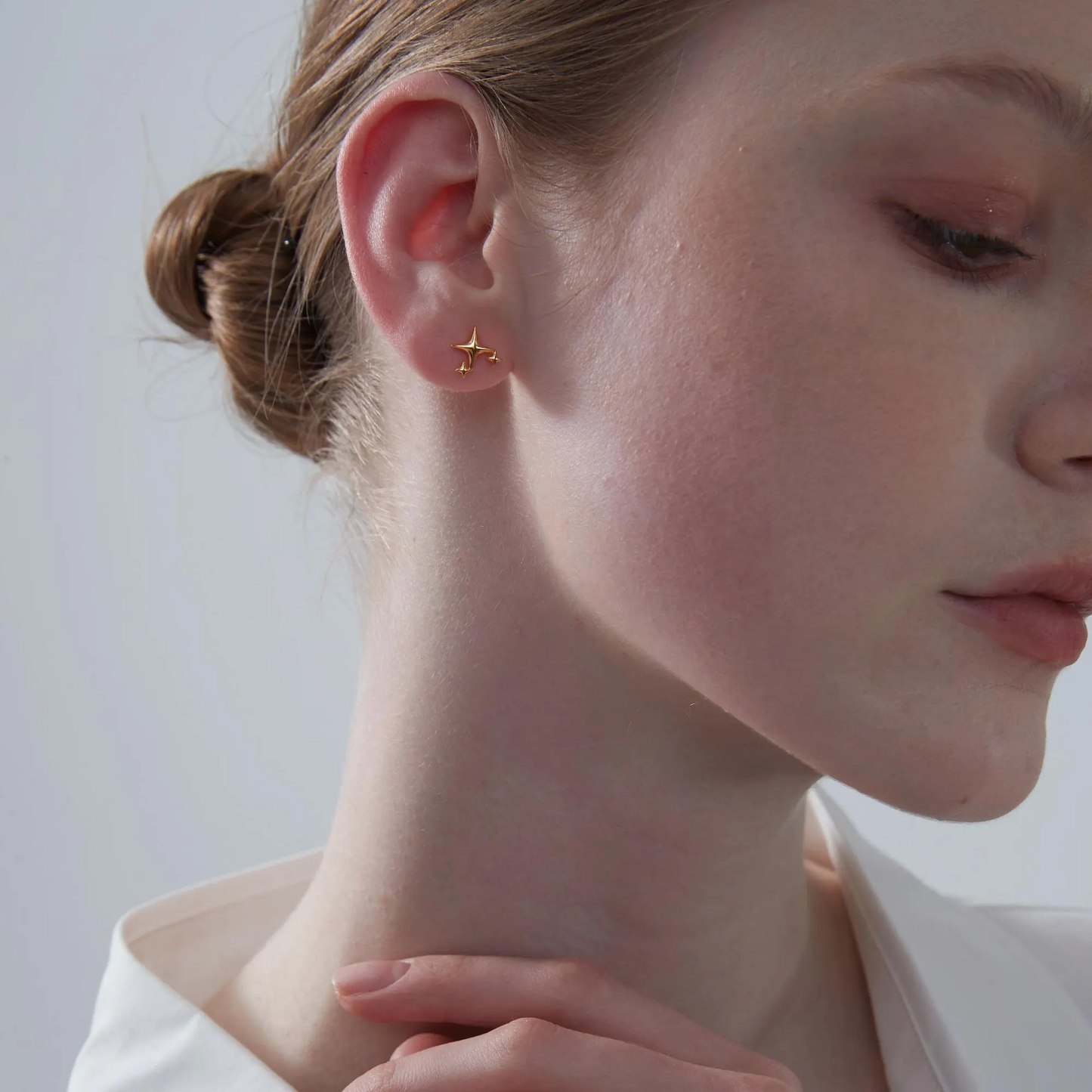繊細な小さな星のスタッドピアス 925スターリングシルバー